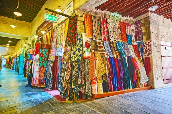 Loja de têxteis na esquina, Souq Waqif, Doha, Qatar — Fotografia de Stock