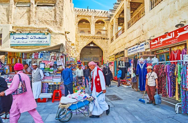 Porter com carrinho de mão, Souq Waqif, Doha, Qatar — Fotografia de Stock