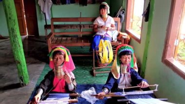 Inle Gölü, Myanmar - 18 Şubat 2018: Padaung Kayan uzun boyunlu kadınların geleneksel giysileri ile pirinç bobinleri boyunlarında pamuklu tulum el tezgahı üzerinde 18 Şubat Inle Gölü'örgü.