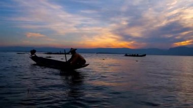 Güneşin batışını Inle Gölü ve seyretmek geleneksel balıkçılık tekniği ile net ve fisherman's bacak, Myanmar ile kontrollü bir kürek, Kano tekne yüzen yöre, Tarih.