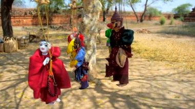 Güzel kuklalar, boyalı, Tekstil ve kağıt mache Bagan geleneksel hatıra vardır ve Pazar tezgahları antik tapınak, Myanmar yanında satılıyor.