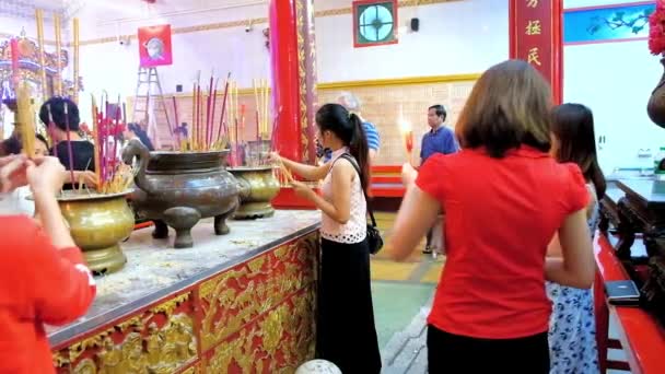 缅甸仰光 2018年2月14日 许多信徒在中国观音 Gumiao 佛教寺庙 Bandula 唐人街 在2月14日在仰光祈祷 — 图库视频影像