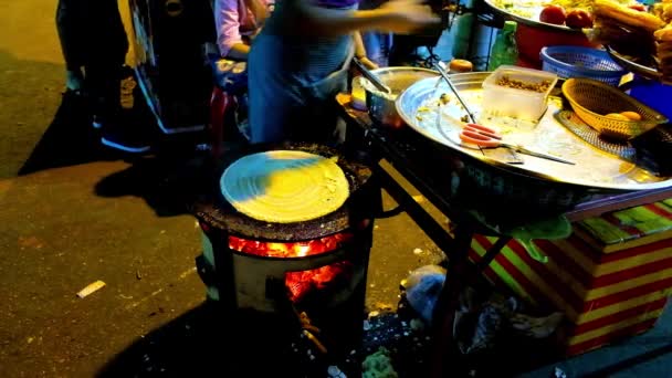 通りの屋台でひよこ豆とパンケーキの調理 沿いのマハ Bandula ロード チャイナタウン ヤンゴン ミャンマー — ストック動画