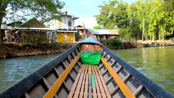 Inlemeer Myanmar Februari 2018 Houten Kano Boot Drijvers Langs Kreek — Stockvideo