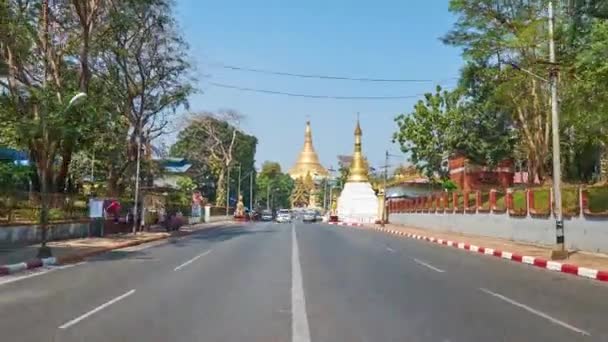 缅甸仰光 2018年2月17日 沿着佛教寺庙漫步 在2月17日仰光的大金 Zedi Taw 的南门上 有一座很大的木塔和 Mahavijaya — 图库视频影像