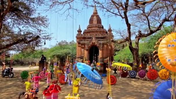 Bagan Myanmar Febrero 2018 Paraguas Colores Tradicionales Hermosas Muñecas Cuelgan — Vídeo de stock