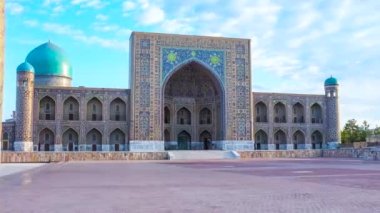Tilya-Kori medrese Cephesi güzel Iwan (portal), ile dekore edilmiş Mukarnas ayrıntılarla ve İslam desenleri, Registan Meydanı, Semerkand, Özbekistan döşenir.