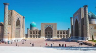 Semerkand, Özbekistan 2 Mayıs 2015: Registan Meydanı ile onun simgesel yapılar topluluğu ziyaret edenler zevk: Ulugh yalvarıyorum medrese, Tilya-Kori medrese ve 2 Mayıs Semerkant'a Sher-Dor medrese.