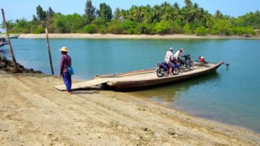 Thazin, Myanmar - 28 Şubat 2018: Yolcu Bisiklet Küçük ahşap feribot Ngwe Saung beach bölgesi ve Bengal Körfezi kıyısında, balıkçı köyleri arasında nehrin 28 Şubat Thazin içinde yük