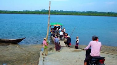 Kangyi, Myanmar - 28 Şubat 2018: Kangyi ve Chaung Tha köyleri, sahil, Bengal Körfezi üzerinde bulunan ve 28 Şubat Kangyi içinde geniş nehir tarafından ayrılmış arasındaki feribot.