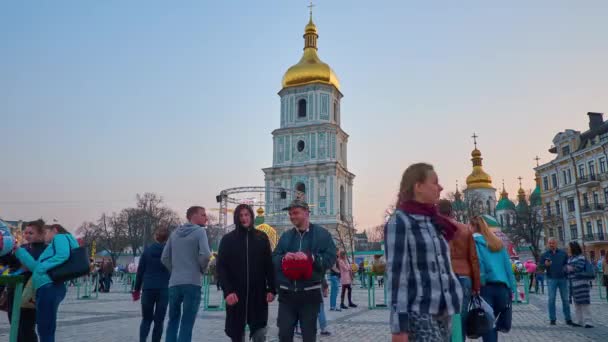 Kyjev Ukrajina Dubna 2018 Sofiyska Náměstí Zdobí Velikonoční Vajíčka Zajíčky — Stock video