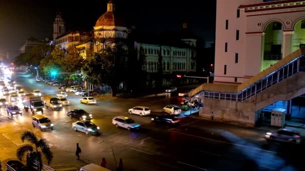 ヤンゴンのダウンタウンの庁舎を望む夜のストランド通りにヤンゴン ミャンマー 2018 — ストック動画