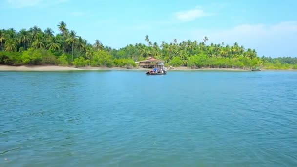 Thazin Myanmar Febrero 2018 Ferry Con Aldeanos Turistas Cruza Río — Vídeos de Stock