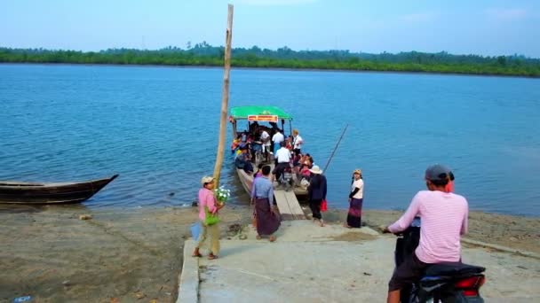 Kangyi Myanmar Febrero 2018 Ferry Entre Los Pueblos Kangyi Chaung — Vídeo de stock