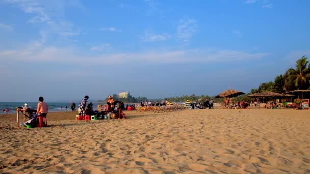 チャウンダビーチ ミャンマー 2018 湾のベンガルの海岸の人気のリゾートでリラックス はビーチでピクニックをお楽しみください 泳ぐし チャウンダビーチに 海岸に沿って歩く — ストック動画