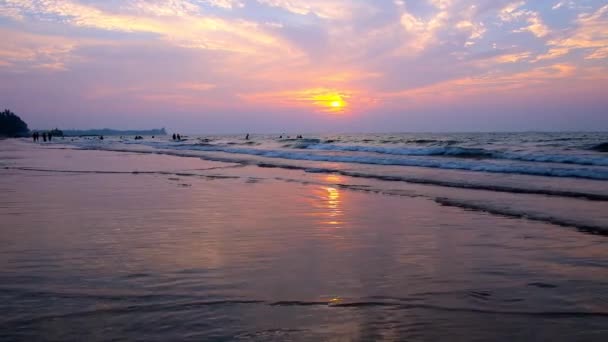 Paseo Nocturno Largo Playa Chaung Tha Resort Con Vistas Cielo — Vídeo de stock