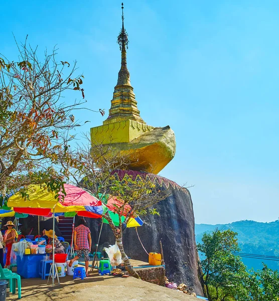Святыни горы Кяйктиё, Мьянма — стоковое фото