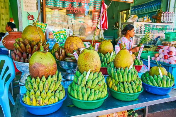 Frutas frescas en el mercado de Kyaiktiyo, Myanmar — Foto de Stock