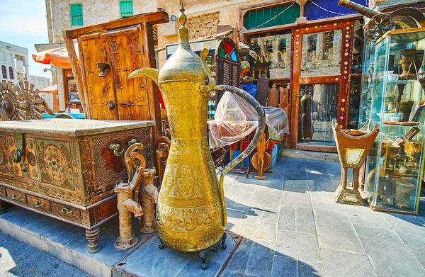 Vintage bútorokat Souq Waqif, Doha, Katar-ban — Stock Fotó