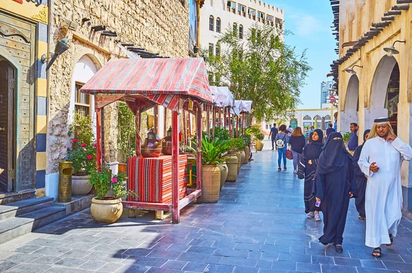 Restaurante en calle sombreada, Doha, Qatar — Foto de Stock