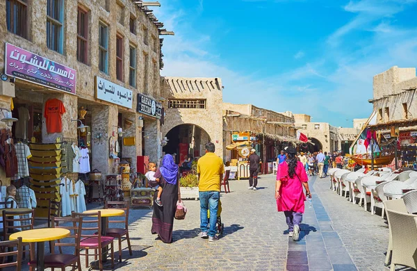 Plimbare pe străzile vechi din Souq Waqif, Doha, Qatar — Fotografie, imagine de stoc