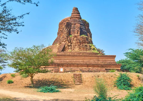 De geruïneerde stoepa in Bagan — Stockfoto