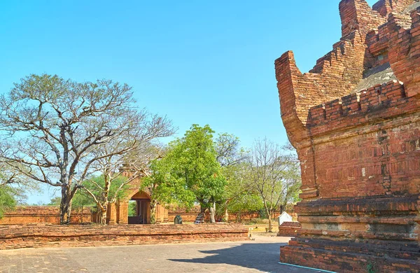 La vista su cancelli di fronte di tempio di Nagayon in Bagan — Foto Stock