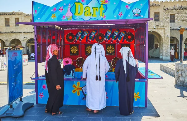 Teenageři v střelnice, Souq Waqif, Doha, Katar — Stock fotografie