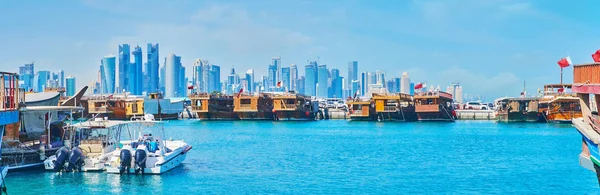 Panorama con barcos antiguos y arquitectura moderna, Doha, Qatar — Foto de Stock