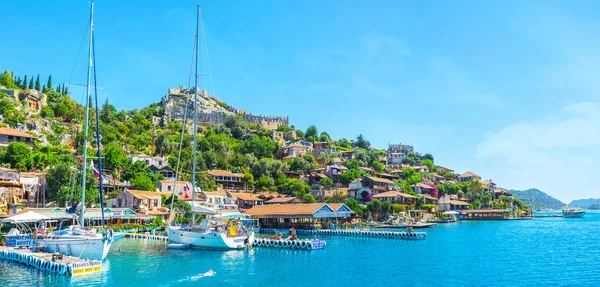 Panorama van Kalekoy met zeil jachten, Kekova baai, Turkije — Stockfoto