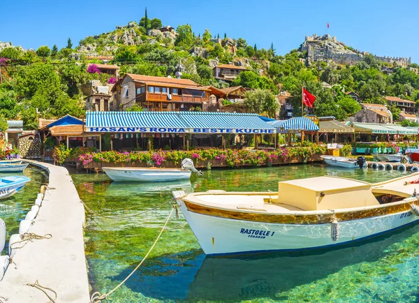 Restaurants in de haven van Kalekoy, Turkije — Stockfoto