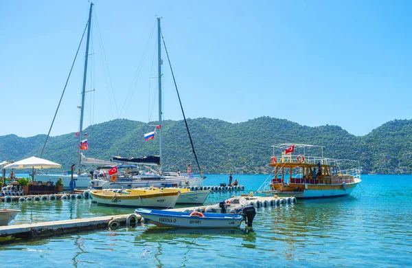 Jachten en boten in Kalekoy, Kekova, Turkije — Stockfoto