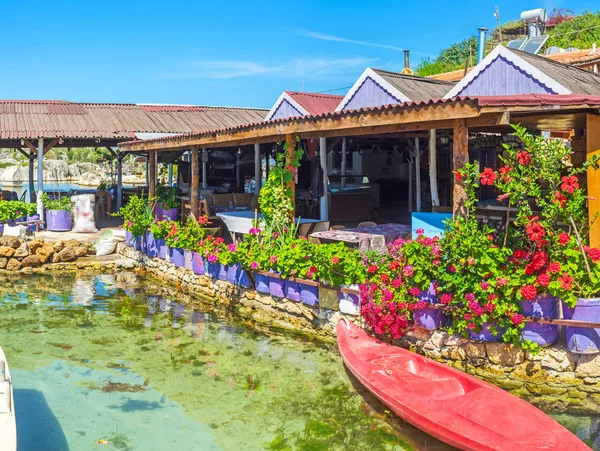 Прибрежные кафе в курорте Калекой, Турция — стоковое фото