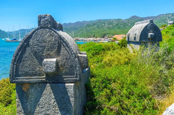 Antigua necrópolis en la orilla de la bahía de Kekova, Turquía — Foto de Stock