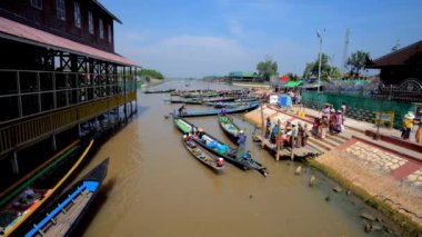 Inle Gölü, Myanmar - 18 Şubat 2018: Hpaung Daw U Pagoda Ywama köyünde meşgul İskelesi, hacılar yöresel yemekler yiyecek satıcı Kano satın üzerinde 18 Şubat Inle Gölü Tapınağı, ziyaret ettikten sonra.