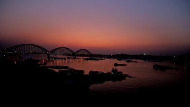 Irrawaddy Nehri üzerinde twilights gökyüzünü yansıtan, yeni Sagaing Mandalay ve Sagaing arasında köprü karanlık siluet arka planda, Myanmar görülür.