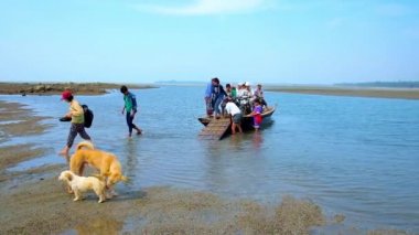 Thazin, Myanmar - 28 Şubat 2018: insanların küçük vapur Ngwesaung ve 28 Şubat Thazin içinde Chaung Tha Myanmar - popüler tatil arasında kapalı.