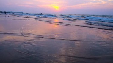 Dinlenmek doğal sahil, Bengal Körfezi üzerinde parlak günbatımı gökyüzü dalgalar sahilde ayna, Chaung Tha resort, Myanmar yansıtılır.
