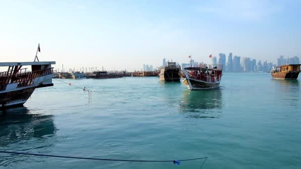 Doha Katar Şubat 2018 Doha Harbor Geleneksel Dhow Tekneler Turistler — Stok video