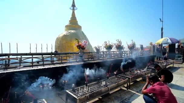 Kyaiktiyo Myanmar Februari 2018 Unga Buddhistiska Tillbedjare Golden Rock Altare — Stockvideo