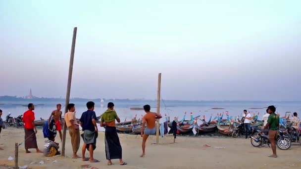 マンダレー ミャンマー 2018 Taungthaman 湖のほとりに夜ビルマ漁師とボーター Chinlone Caneball 地元の人々 の間で人気のあるゲームで再生マンダレーで — ストック動画