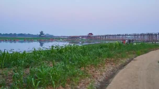 Pôr Sol Caminhar Longo Margem Lago Taungthaman Com Vista Sobre — Vídeo de Stock