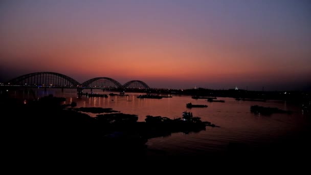 Crepúsculo Sobre Río Irrawaddy Que Refleja Cielo Silueta Oscura Del — Vídeo de stock