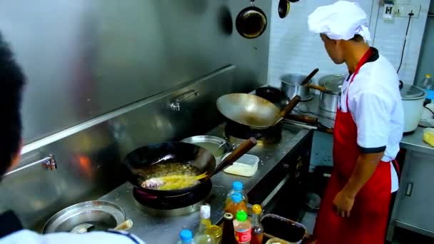 股関節 ミャンマー 2018 日チャウンダビーチに観光地のレストランのキッチンでストーブの上のフライパンで魚の揚げ物のプロセス — ストック動画