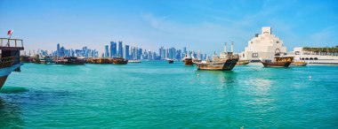 Gökdelenler ve tekneler, Katar Doha deniz manzarası
