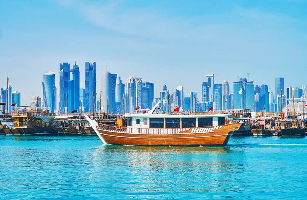 Barcos antiguos y edificios modernos en Doha, Qatar — Foto de Stock