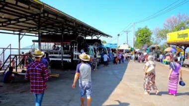 Kyaiktiyo, Myanmar - 16 Şubat 2018: Kalabalık kamyon istasyonu, hacılar ve turist gelmesi ve ayrılış tarihinde 16 Şubat Kyaiktiyo içinde altın Rock Budist tapınağı.