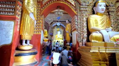 Monywa, Myanmar - 22 Şubat 2018: Thanboddhay Selami görkemli iç Lord Buddha ve duvarlarda, renkli oymalar büyük altın heykeller üzerinde 22 Şubat Monywa süslenmiş.