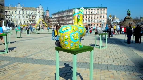 Kiev Ucraina Aprile 2018 Installazioni Pasquali Forma Coniglietti Uova Festa — Video Stock