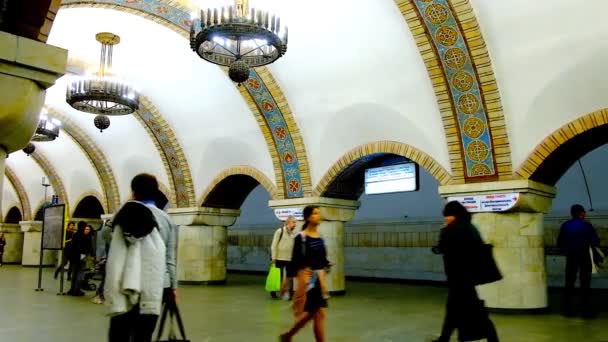 乌克兰基辅 2018年4月14日 Zoloti Vorota 地铁站的内部 装饰古斯拉夫风格的马赛克图案 拱门和巨型吊灯 在4月14日在基辅 — 图库视频影像